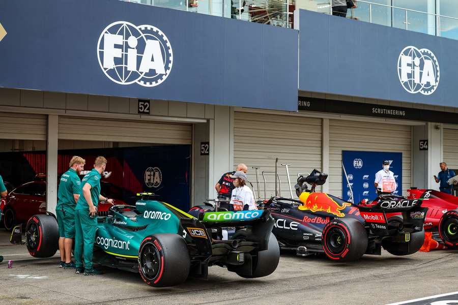 Týmy Red Bullu a Aston Martinu překročily stanovené stropy.