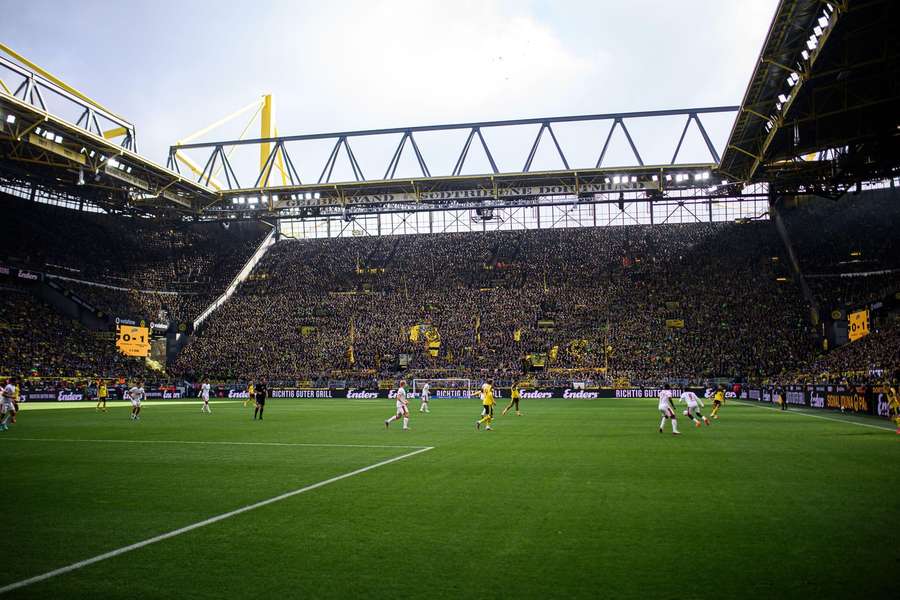 Diváci si budú Bundesligu vychutnávať len na nemeckých štadiónoch.