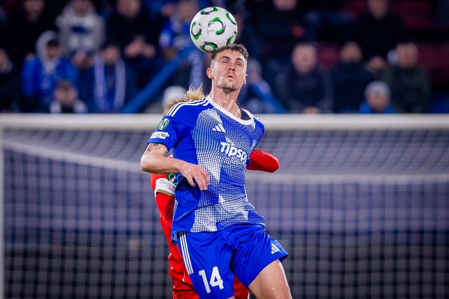 Olomoucký útočník Antonín Růsek ve vzdušném souboji v utkání s Mainzem.
