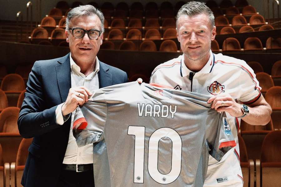 Vardy avec son nouveau maillot. Vardy avec son nouveau maillot.