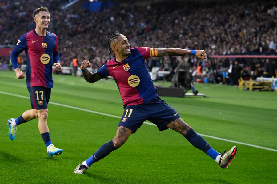 Raphinha celebra gol marcado após assistência de Casado