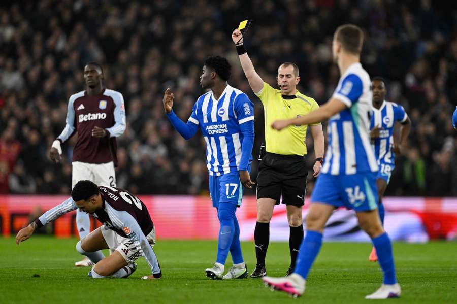 Carlos Baleba recebe um cartão amarelo frente ao Aston Villa na quarta-feira