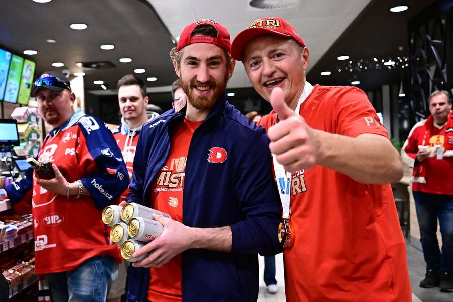 Petr Dědek a Lukáš Sedlák na benzince cestou do Pardubic.