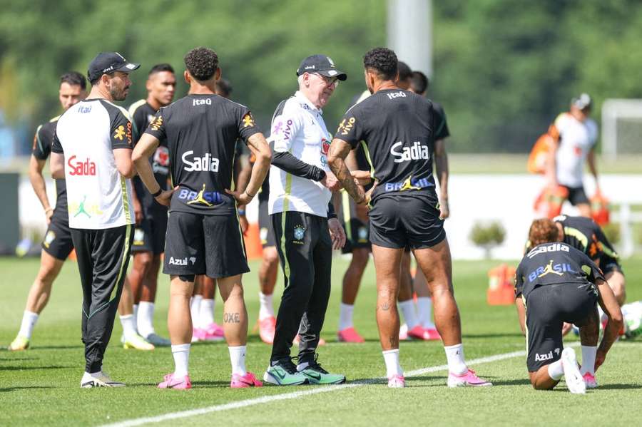 Ancelotti defende sistema 4-4-2