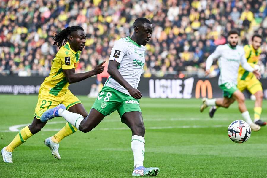 Dennis Appiah (Saint-Étienne) devant Moses Simon (Nantes)