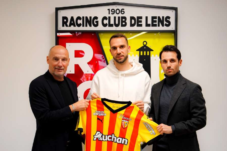 Pau López posa con su nueva camiseta