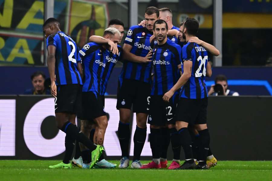 Champions League, Inter ai quarti: tris al Viktoria Plzen. Per il Napoli è festa al Maradona