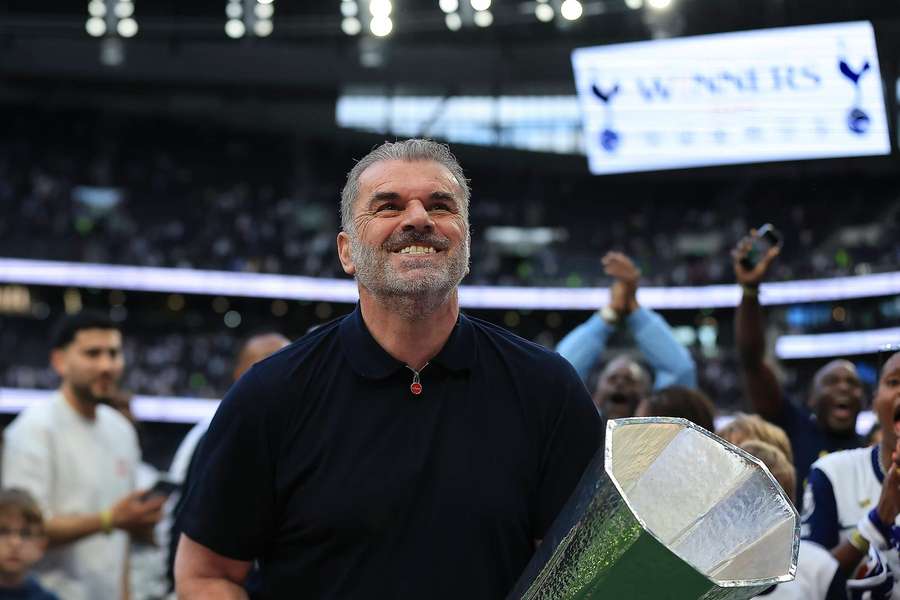 Ange Postecoglou alzando la Europa League con el Tottenham