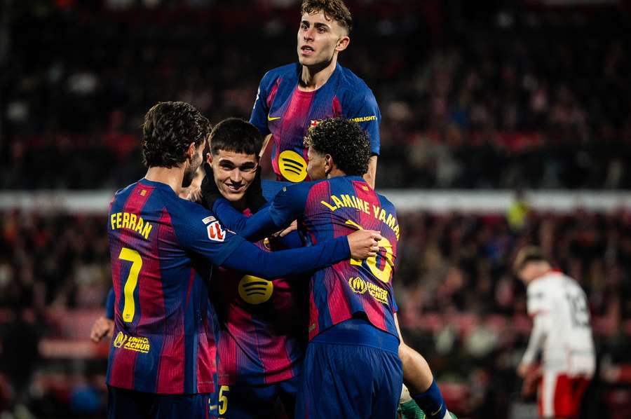 Pau Cubarsí célèbre son but avec ses coéquipiers lors du match de LaLiga entre le Girona FC et le FC Barcelone.