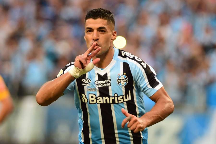 Urugwajczyk Luis Suarez odejdzie z brazylijskiego Gremio, w tle klub Messiego