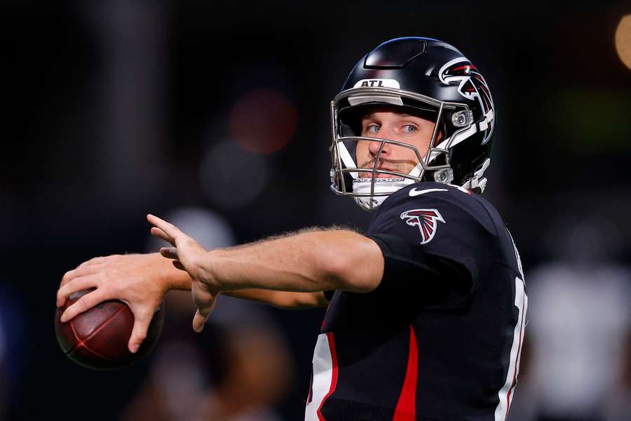 Kirk Cousins com o seu novo equipamento dos Falcons