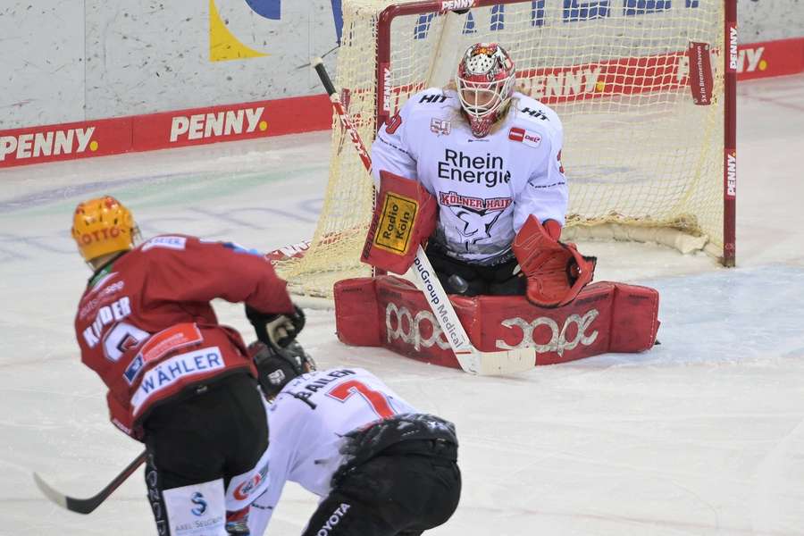 Torwart Mirko Pantkowski (Koelner Haie 30) pariert einen Schuss von Nino Kinder (Fischtown Pinguins 8)