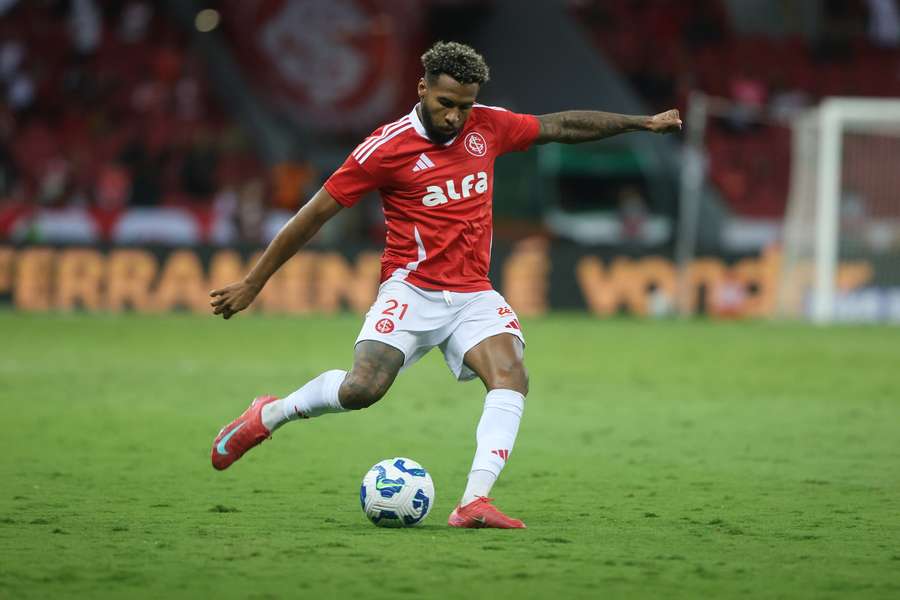 Wesley teve gol de calcanhar anulado por impedimento Wesley teve gol de calcanhar anulado por impedimento