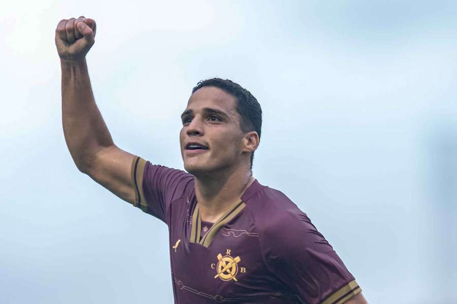 Thiaguinho abriu o placar em CRB 2x0 Goiás