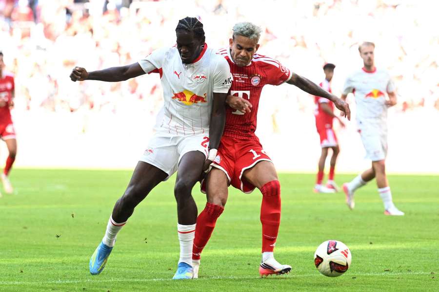 Lukeba lucha por un balón con Luis Díaz, del Bayern Lukeba lucha por un balón con Luis Díaz, del Bayern