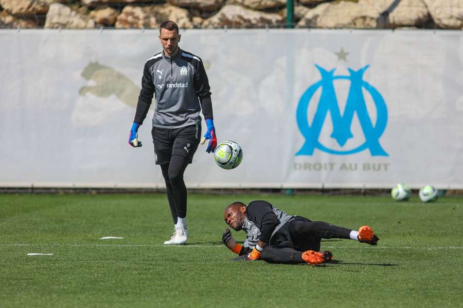 Pau López e Steve Mandanda em treino na La Commanderie