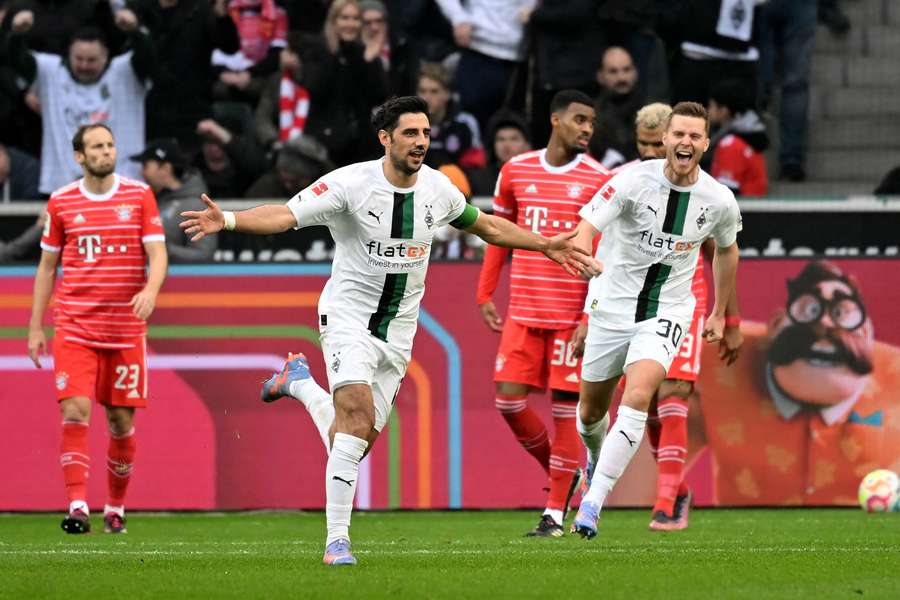 Lars Stindl juicht na het maken van de 1-0 tegen Bayern