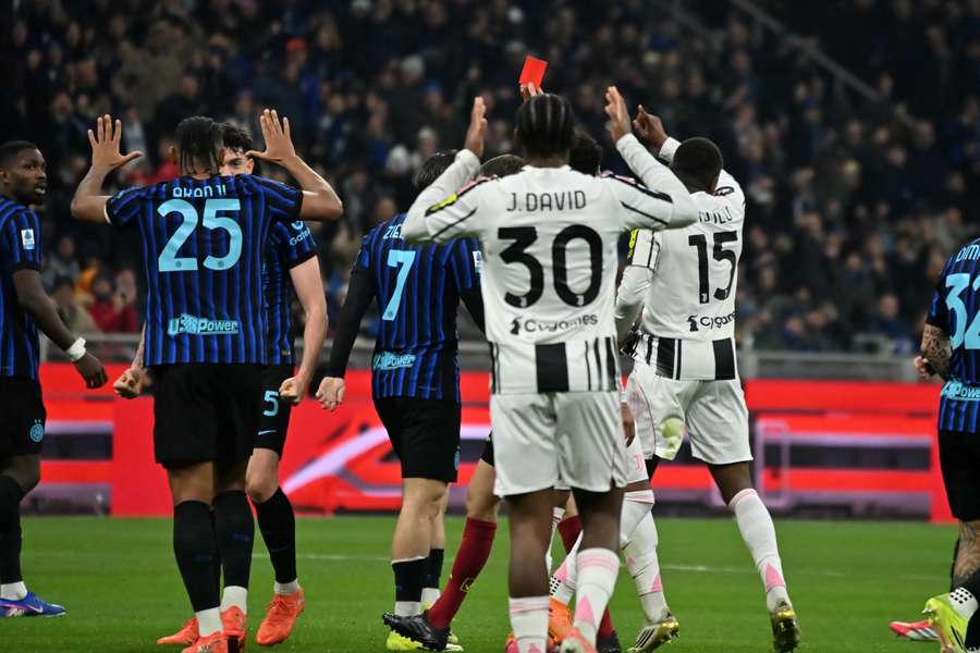 Il momento della discussa espulsione di Kalulu a San Siro Il momento della discussa espulsione di Kalulu a San Siro