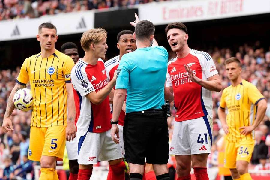 Declan Rice, do Arsenal, recebeu dois cartões amarelos contra o Brighton