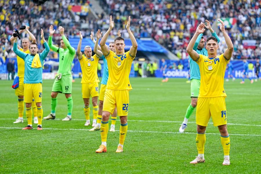 Die Ukrainer feierten den Sieg über die Slowakei mit ihren Fans in Düsseldorf.