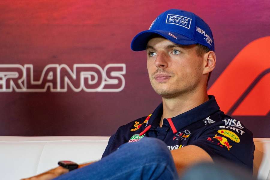 Verstappen aparece perante os media.