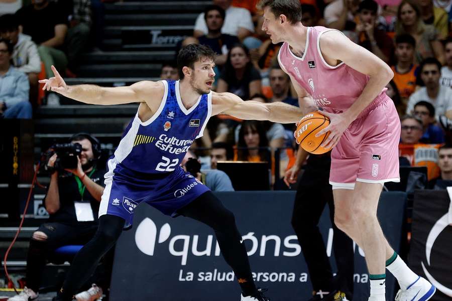 Ethan Happ, ante Artem Pustovyi, en un Joventut-Valencia Basket