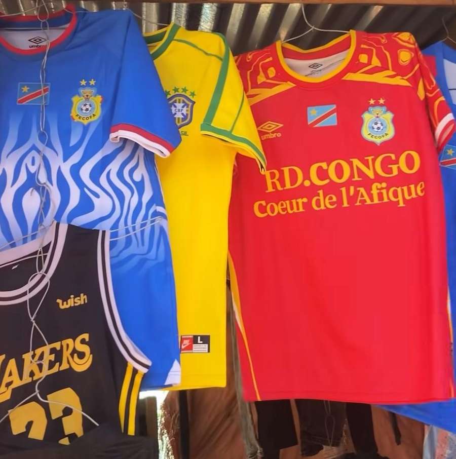 Camisas do Brasil e do Congo sendo vendidas nas ruas do país africano Camisas do Brasil e do Congo sendo vendidas nas ruas do país africano