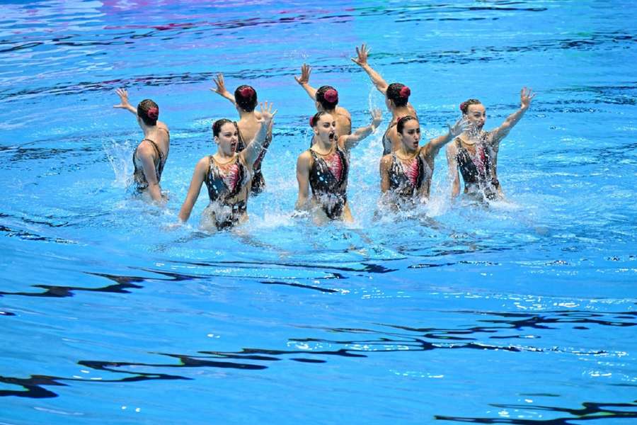 Een foto van het onderdeel 'artistic swimming' tijdens het 'World Aquatics Championships'