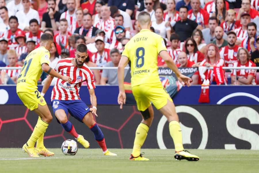 Yannick Carrasco conduce el balón en un Atleti-Villarreal