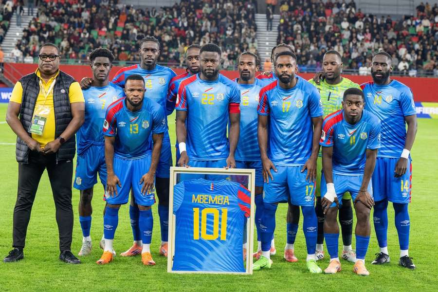 Mbemba ha sido homenajeado antes de marcar el gol decisivo Mbemba ha sido homenajeado antes de marcar el gol decisivo