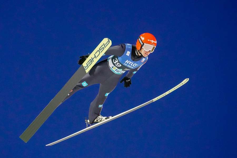 Skispringerin Althaus beim Sprung