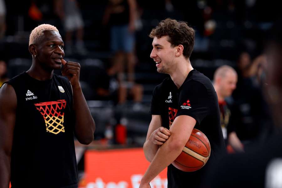 Isaac Bonga (l.), mit Franz Wagner im Gespräch. möchte mit Deutschland bei dieser WM eine Medaille gewinnen.