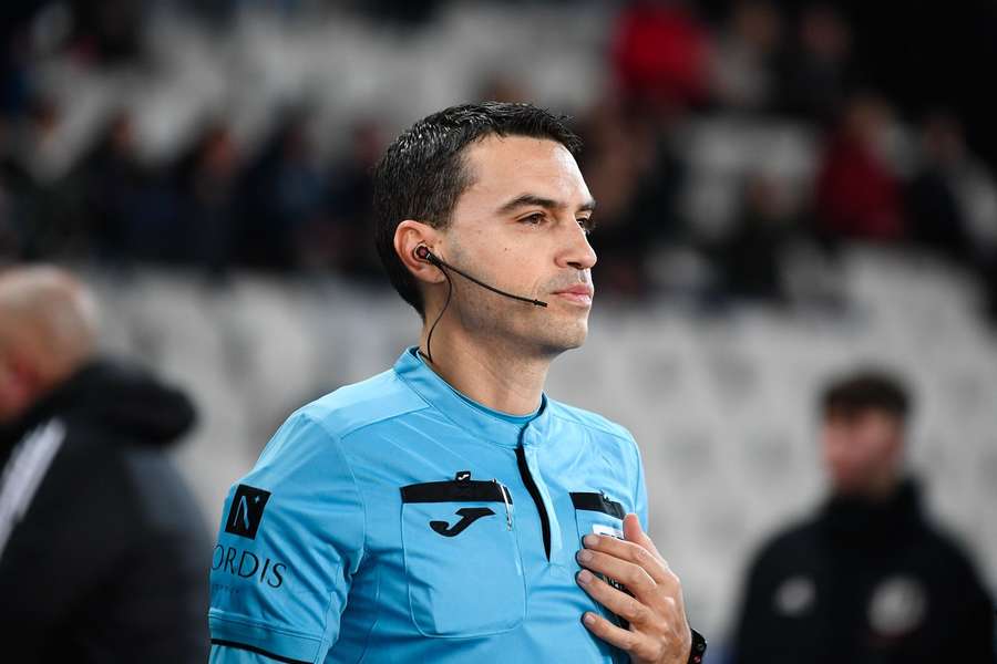 Ovidiu Hațegan a arbitrat de la centru partida dintre Dinamo și Poli Iași