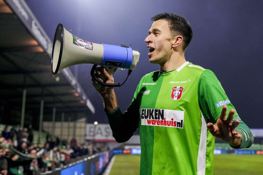 Centrumspits Rene Kriwak viert een feestje met de supporters na de zege op Helmond Sport