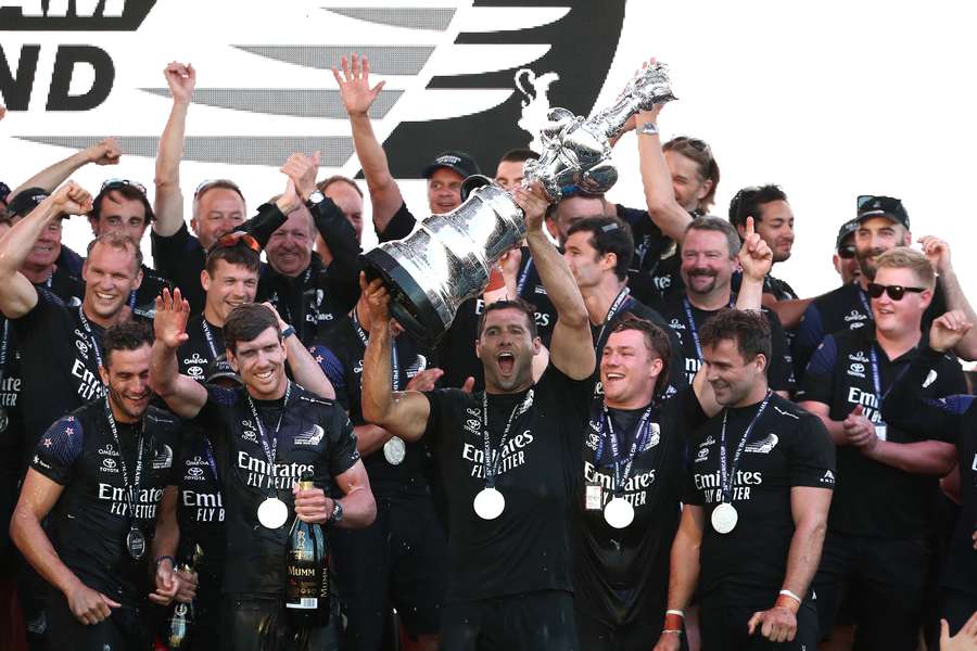 Who will win the 'Auld Mug' trophy at the 37th America's Cup?