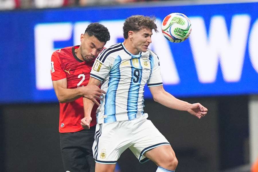 Julián Álvarez dell'Argentina contro Yasser Ibrahim dell'Egitto Julián Álvarez dell'Argentina contro Yasser Ibrahim dell'Egitto