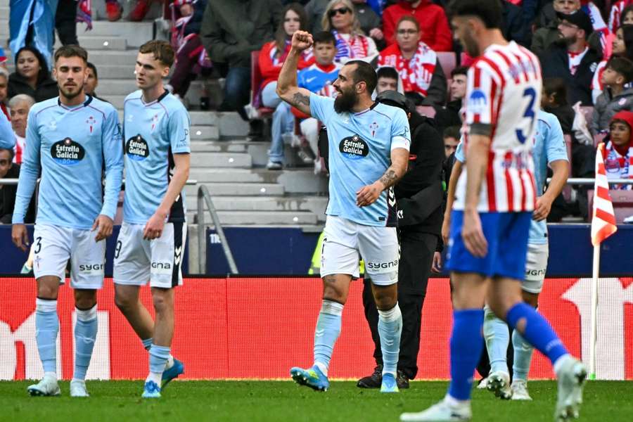 Borja Iglesias celebra su gol