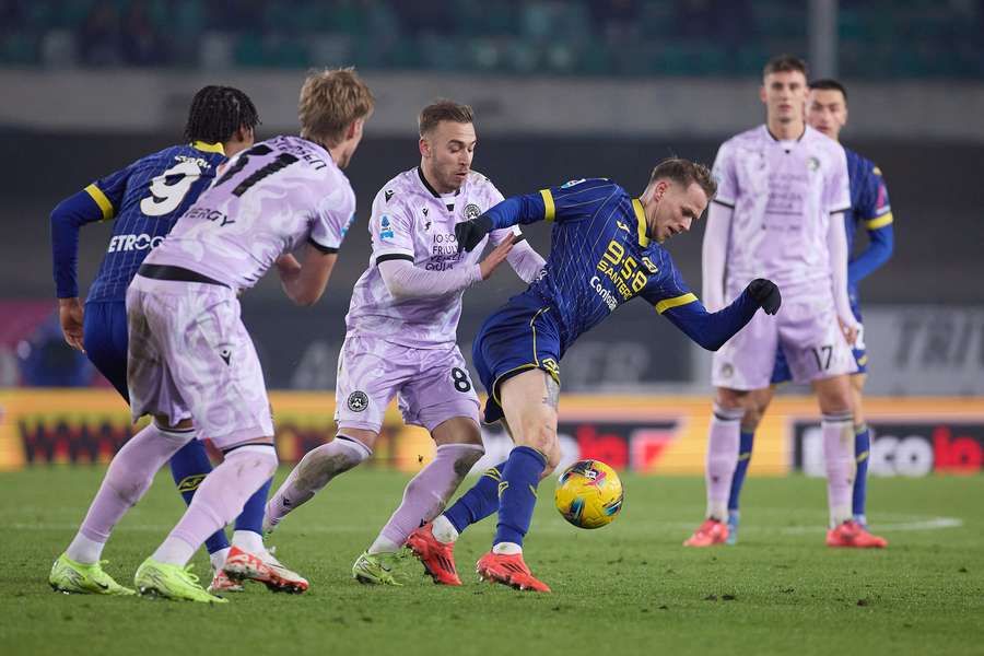 Duda e Lovric lottano per conquistare il possesso palla