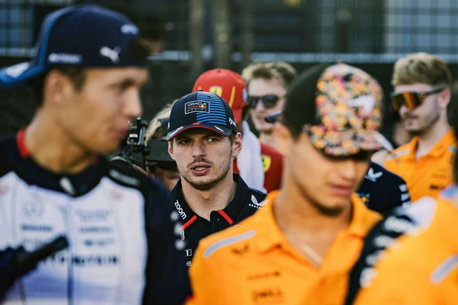 Verstappen twijfelt na 'idiote' straf over toekomst in Formule 1