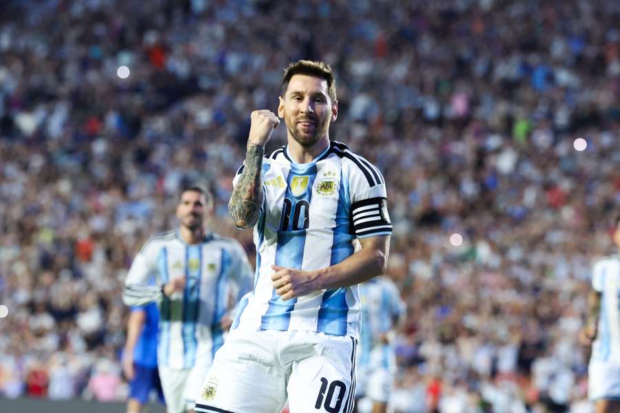 Lionel Messi esulta dopo il gol