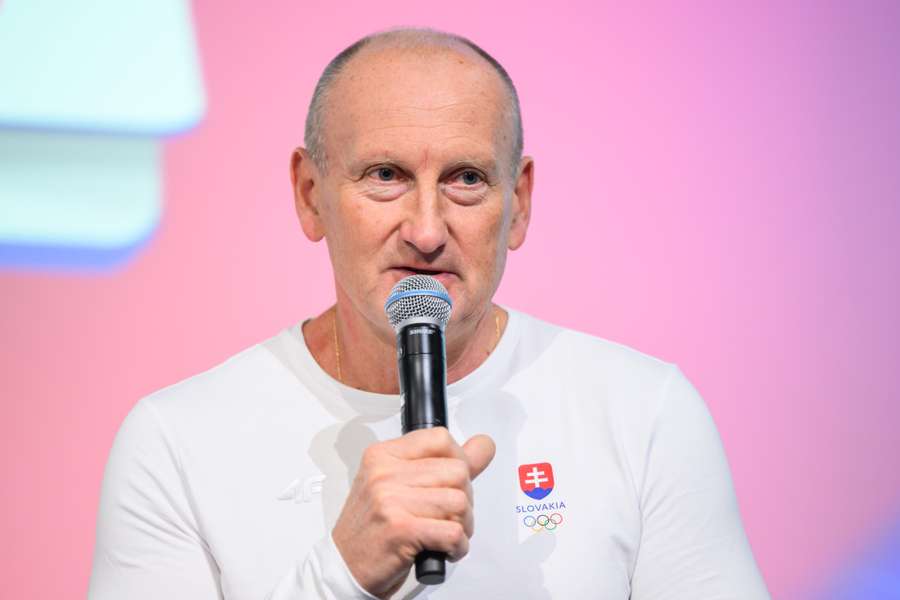 Šéf slovenskej výpravy Buček na tlačovej konferencii. Šéf slovenskej výpravy Buček na tlačovej konferencii.