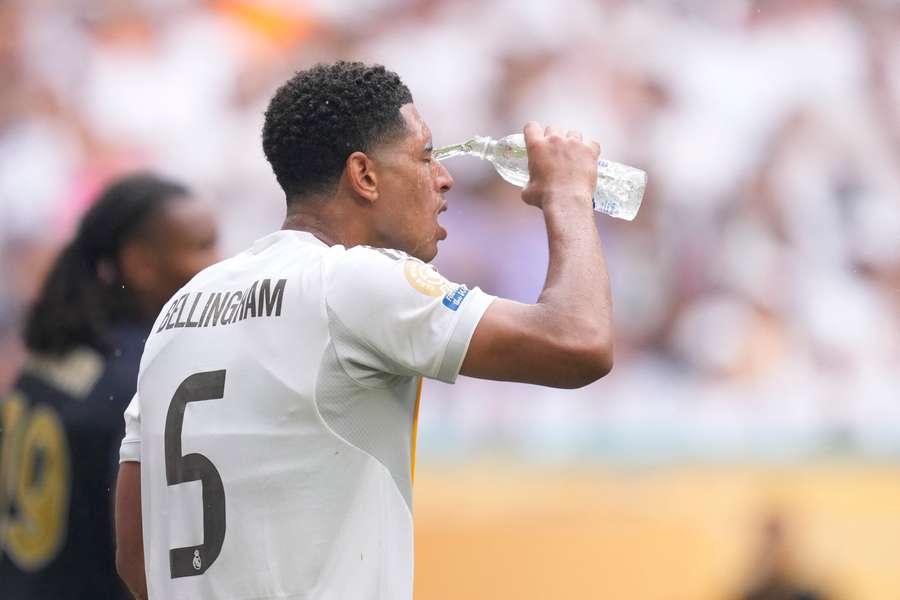 Bellingham se hidrata durante pausa em jogo da Copa do Mundo de Clubes, em Miami