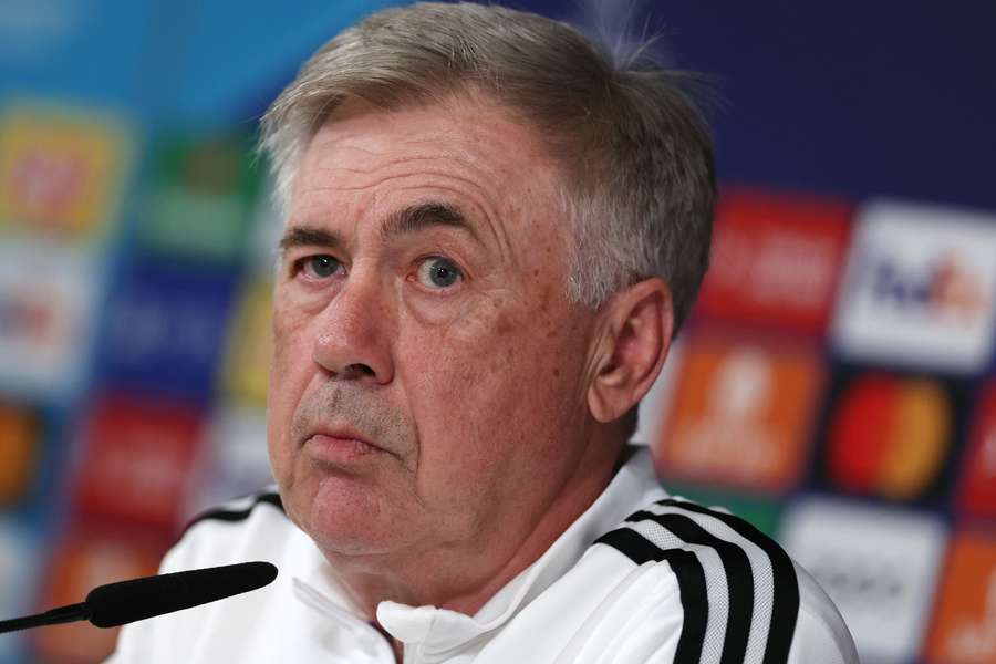 Carlo Ancelotti não quer seu time defendendo a vantagem contra o Liverpool