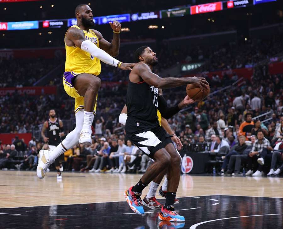 LeBron James maakt een fout op Paul George. Later in de wedstrijd zou James geblesseerd raken bij een onderling duel tussen de twee