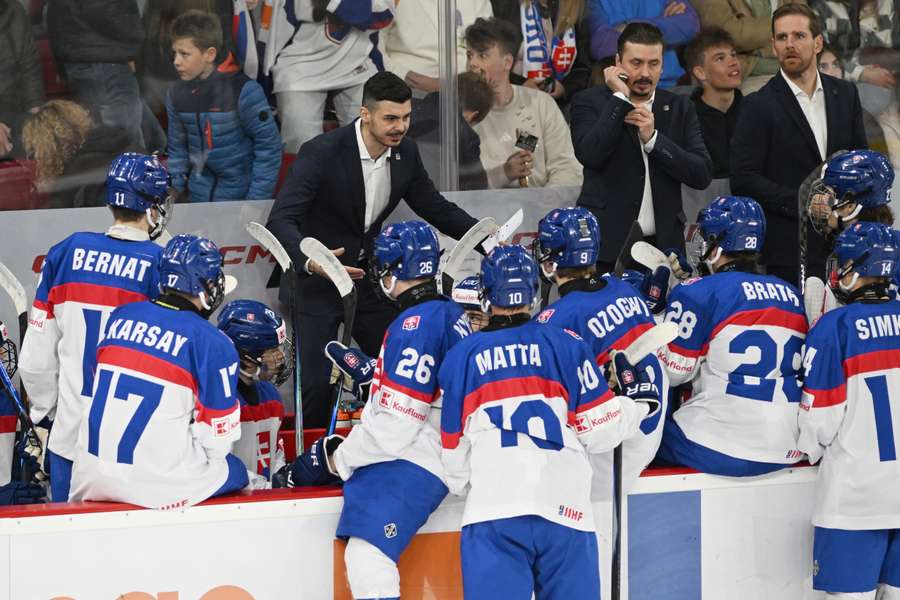 Dendis na lavičke osemnástky.