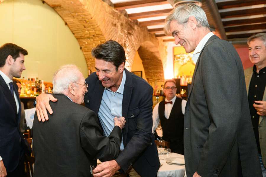 Jordi Villacampa y Antonio Martín saludan a Eduardo Portela