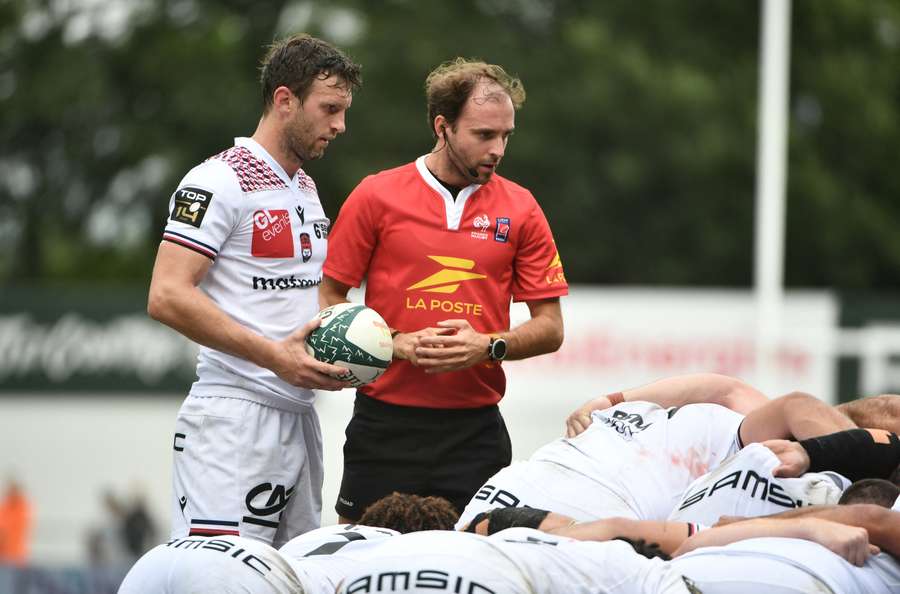 Jogador de rugby determinado jogando bola