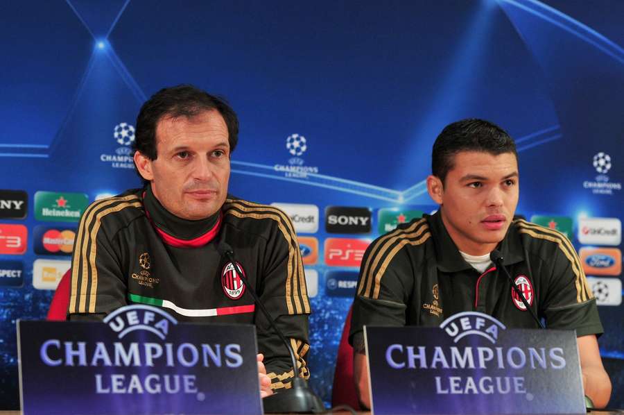 Allegri, treinador do AC Milan, acompanhado por Thiago Silva, em 2012