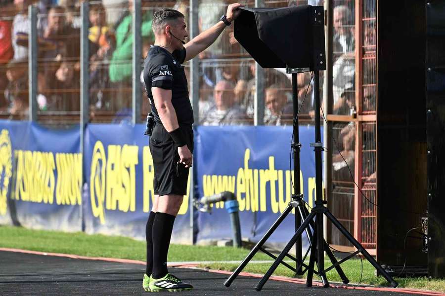 Arbitrul Istvan Kovacs verifică monitorul VAR Arbitrul Istvan Kovacs verifică monitorul VAR