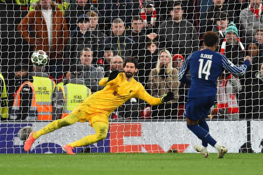 Alisson Becker, del Liverpool, en el penalti decisivo contra el PSG